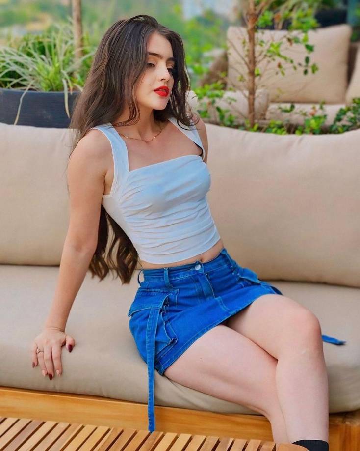 A través de su Instagram, la joven copaneca reveló que las dificultades de la vida no le han impedido cumplir sus objetivos ni tampoco los comentarios de los detractores. “Desde pequeña, la circunstancia que me envolvía me decía: ´no lo puedes hacer´, ´tú familia es pobre´, ´no estás a la moda´, ´no eres tan bella como las demás´. Me puse firme. Renuncie a las opciones que la vida me daba; decidí con la ayuda de Dios a que mi futuro no fuese como el que todos dictaban. Me enfoqué en mis estudios, explote mis ganas de trabajar y hacer lo que más me gusta sin importar el que dirán. No es fácil, pero sí sencillo cuando empiezas a cambiar tu mentalidad”, escribió.