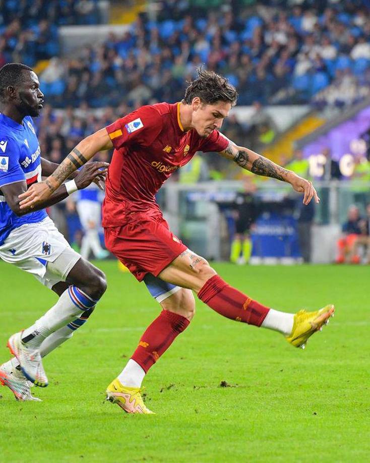 Nicoló Zaniolo pidió permiso a la Roma de no ser convocado para el partido del domingo contra el Spezia, mientras aclara su situación y el club estaría dispuesto a venderlo en 40 millones de euros. 
