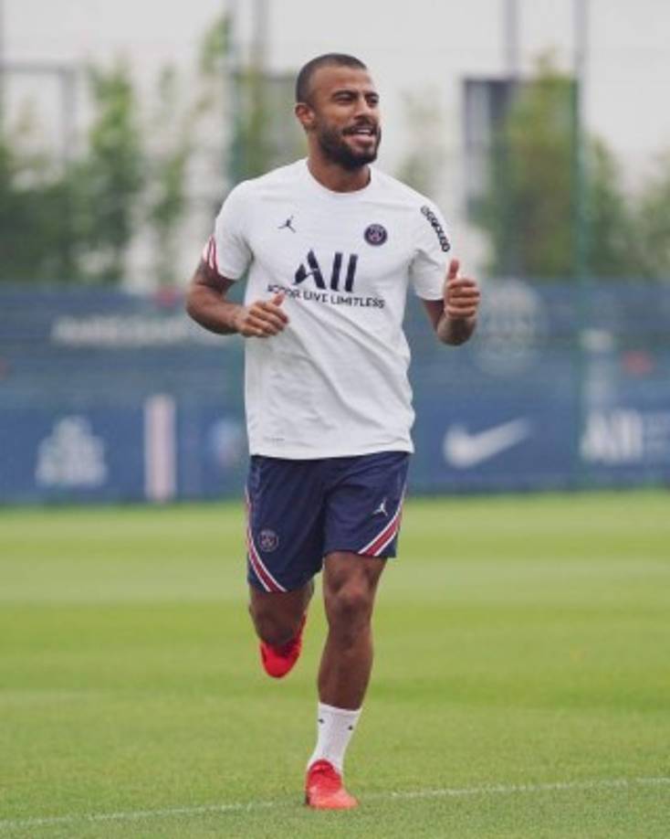 Rafinha: Centrocampista brasileño que sería vendido por el PSG. El volante fue compañero de Messi en Barcelona. Foto Twitter Rafinha.