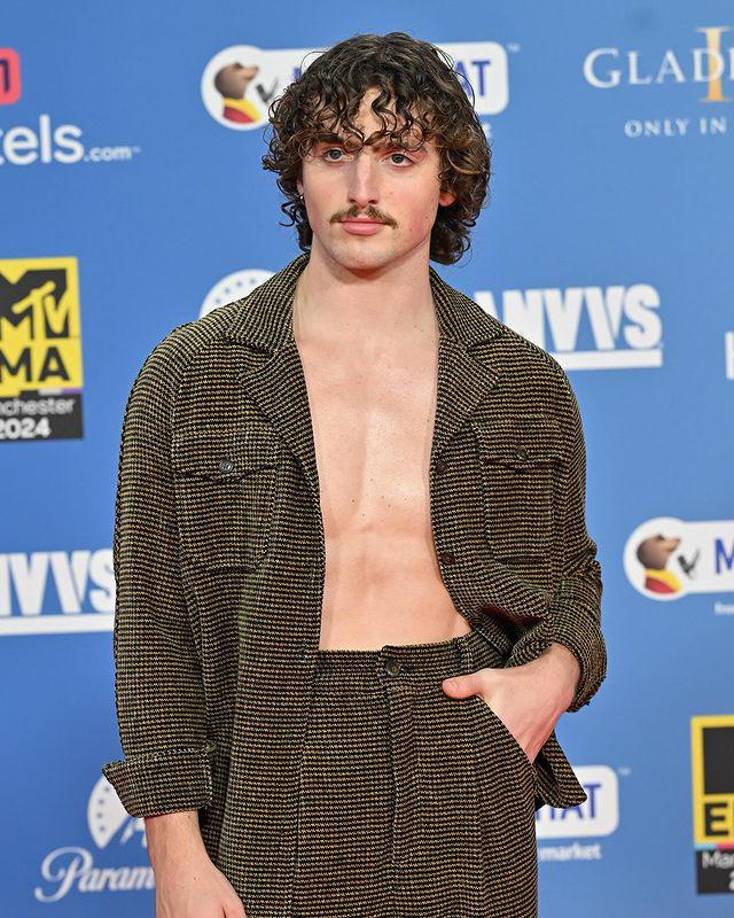 Otro que mostró su pecho y abdomen fue el cantautor estadounidense Benson Boone. El joven de 22 años de edad emocionó a todos en la alfombra roja del evento en Manchester y se fue a casa con el aplaudidísimo galardón al ‘Mejor nuevo artista’.