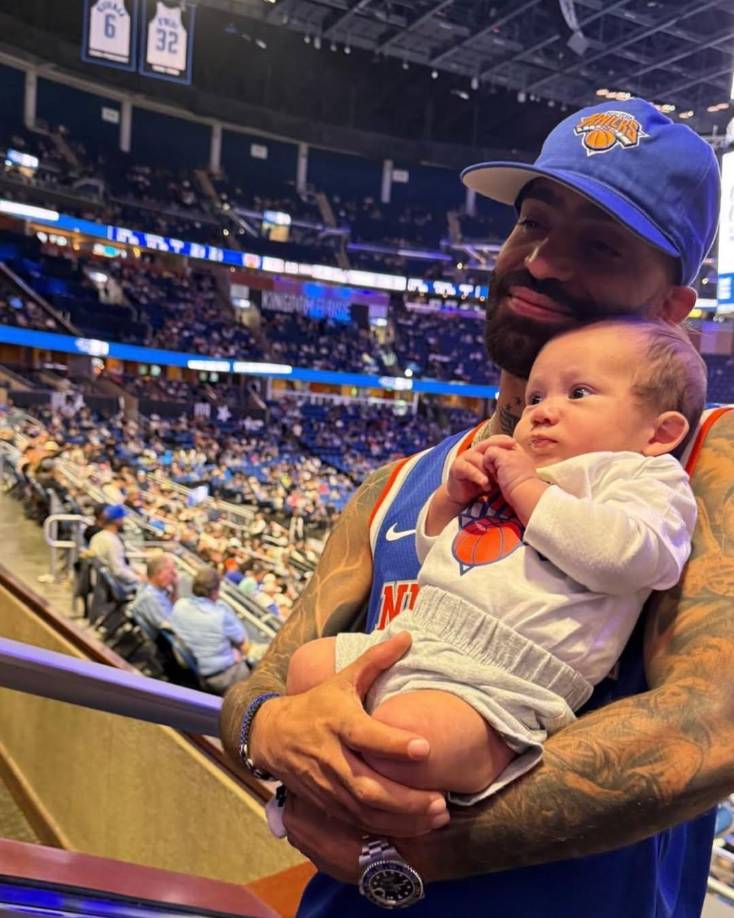 Austin Agustin Santos, mejor conocido como Arcángel “La maravilla”, es uno de los artistas más grandes del reguetón y, con tan solo 39 años de edad, se convirtió en abuelo gracias a su hijo mayor Austin Jr., joven de 18 años.