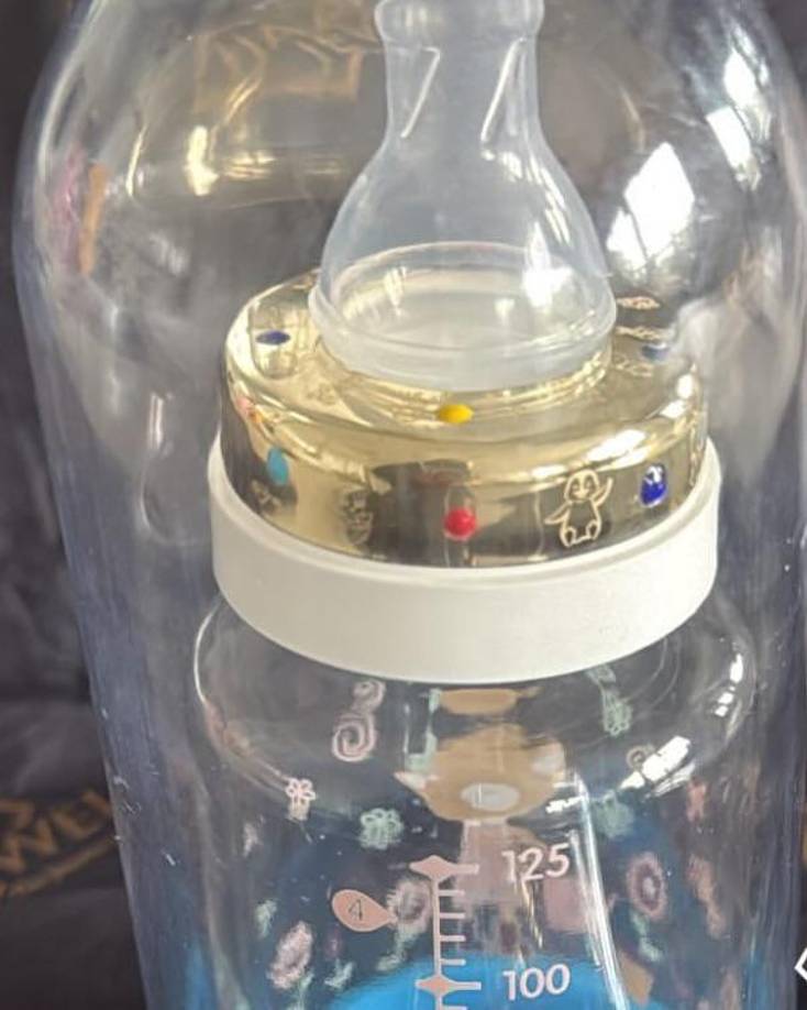 No obstante, el cantante ahora parece tener un nuevo motivo para ser feliz, y es que su nieto le ha despertado un sentimiento que no había tenido antes. Es tal la felicidad por la llegada de este pequeño ser a sus vidas, que el intérprete de ‘Me prefieres a mí’ se gastó un buen dinero para comprarle un “pepe” y un chupete bañado en oro.