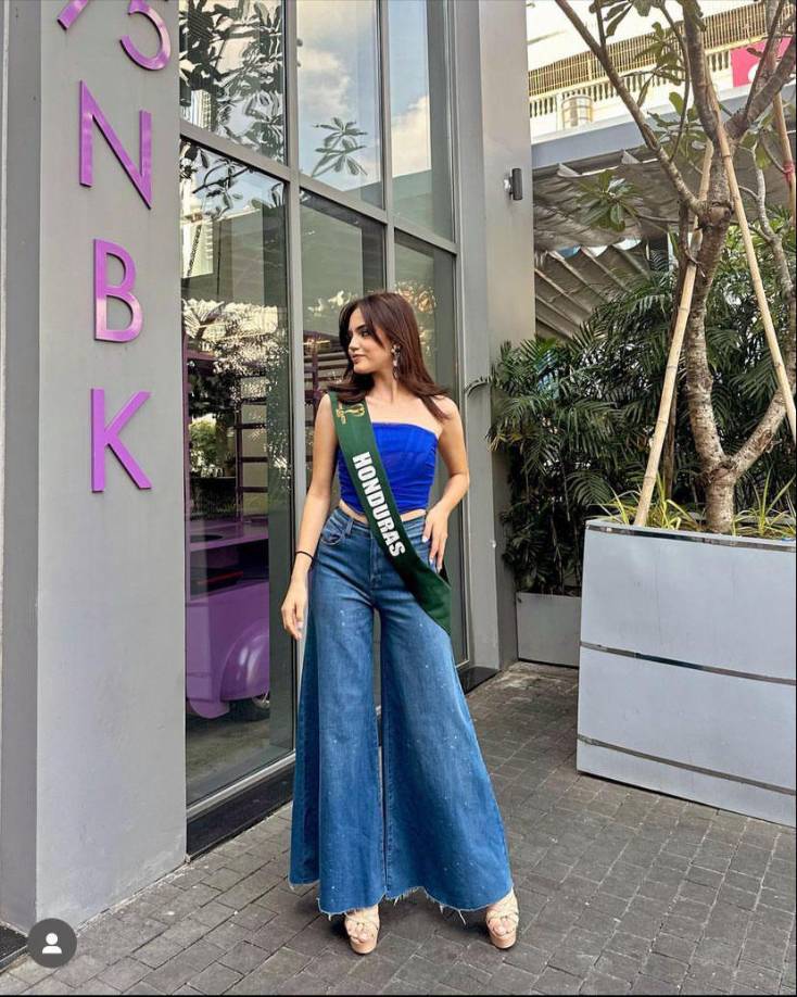 Ariana cuenta con mucha experiencia en certamenes de belleza ya que también participó en Miss Honduras Universo. 