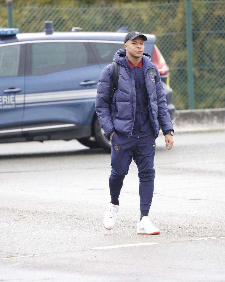 Cabe recordar que uno de los sacrificados fue Neymar. El brasileño mantenía una lucha de egos con Kylian y la directiva decidió echarlo del equipo. Además ficharon a dos futbolistas que el galo había solicitado.