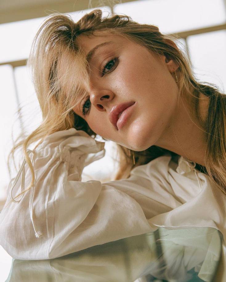 Modelo muere tras caer y quedar atrapada en su caballo