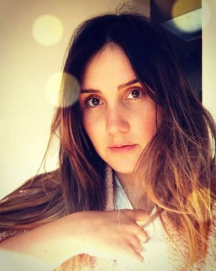 'La vida es bonita. No importa la situación que estés viviendo. El simple hecho de vivir es un regalo. Mientras tengamos los ojos abiertos apreciemos lo que nos rodea y amemos con el corazón abierto. No dejemos de sorprendernos con la naturaleza, la inocencia y, aunque a veces nos cansemos, no hay que renunciar a nuestros sueños. Buen día, queridos guerrerros de la vida', escribió junto a esta imagen en la que luce sin maquillaje.