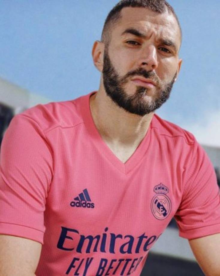 Benzema también ha presentado la segunda camiseta que usará el Real Madrid en la próxima temporada.