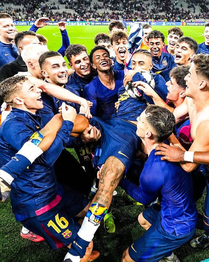 Los jugadores del Barcelona tuvieron un lindo gesto con Raphinha. Lo mantearon al brasileño que no soltaba el balón de su hat-trick.