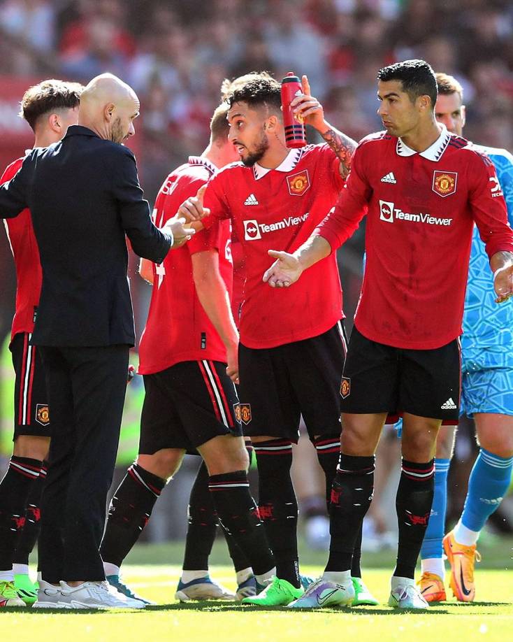 Cristiano Ronaldo dialogando con el nuevo entrenador del Manchester United, Erik Ten Hag, durante el partido.