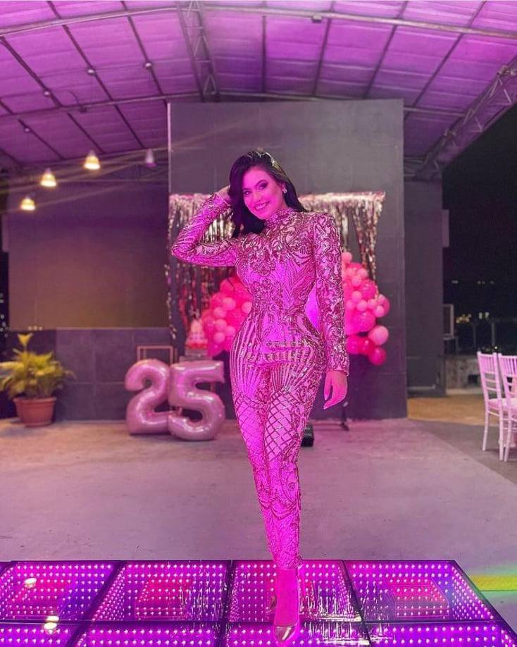 Aunque fueron pocos los invitados, en sus imágenes puede ver decoraciones, pista profesional de baile, un look de infarto.