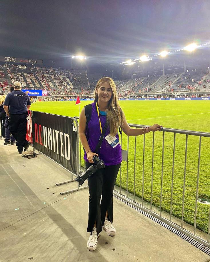 Sin duda alguna, una noche mágica para la periodista que no pudo evitar compartir su emoción en redes, tras presenciar su gran experiencia compartiendo con grandes figuras del fútbol.