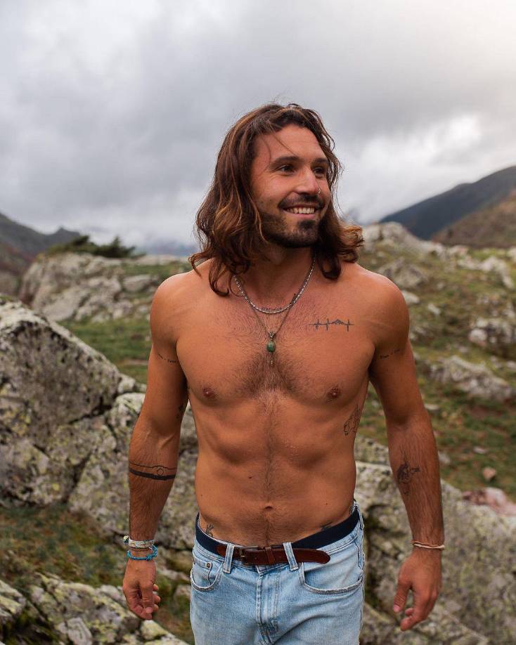 En 2021, trascendió el nombre del que fue el primer amor de Georgina en su adolescencia. Su nombre es Javi, quien más adelante se involucró en la televisión.