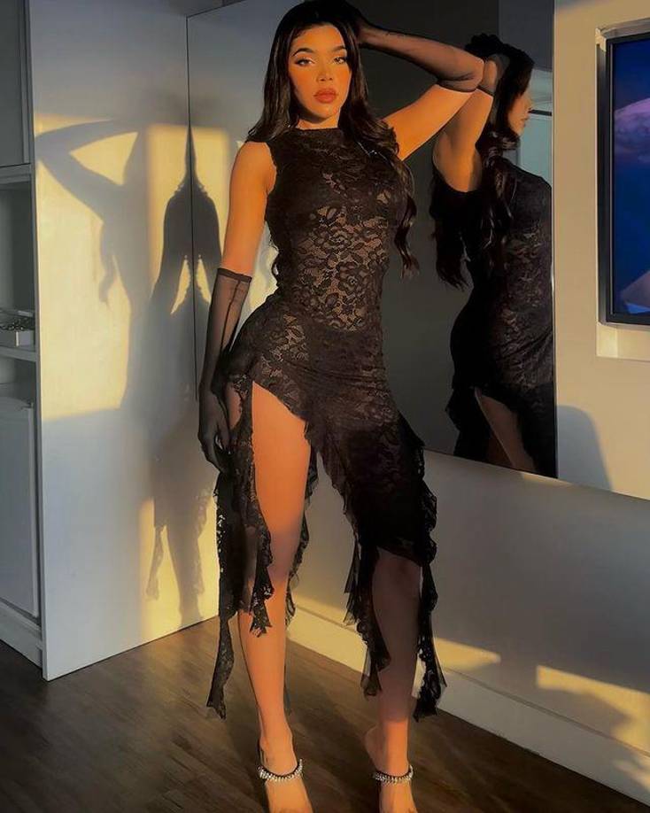 Además de ser cantante e influencer, Kenia es empresaria, ya que posee su propia línea de ropa y de cosméticos.