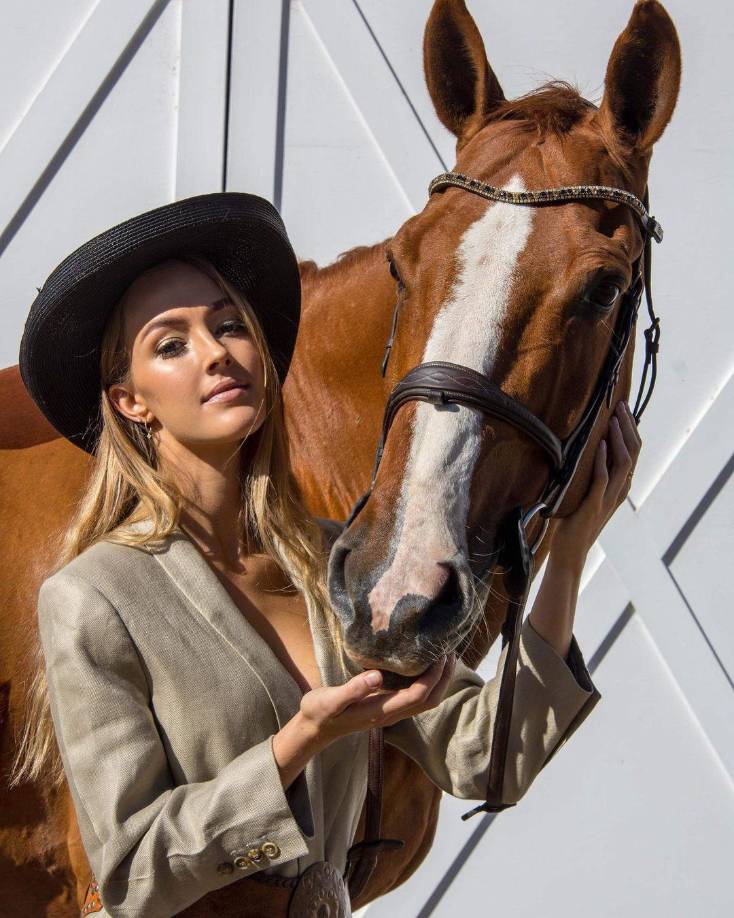 Modelo muere tras caer y quedar atrapada en su caballo