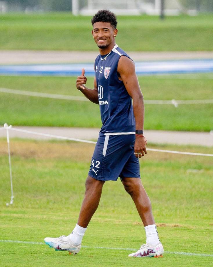 En la zona ofensiva sorprendió el nombre de Douglas Martínez, futbolista de la segunda división del fútbol de Estados Unidos. 