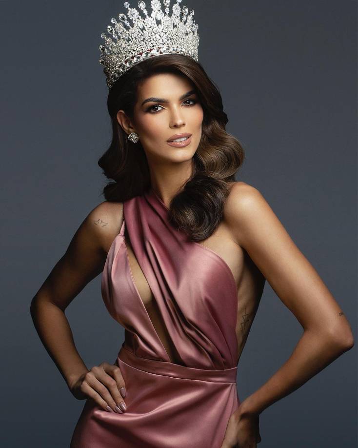 La concursante venezolana destaca que su rasgo más distintivo es la autenticidad “porque soy apegada a mis valores e ideales” y añade que su mayor ambición “es poder ser un ejemplo para todas aquellas jóvenes que se sienten fuera de los patrones sociales. Ayudarlas a entender que eso no las define”, afirmó la representante del estado Amazonas, en el sitio de Miss Venezuela.“Dios nunca borra una historia sin tener algo mejor que escribir. Fueron muchos los no que me dijeron hasta llegar al gran sí por el que siempre trabajé”.