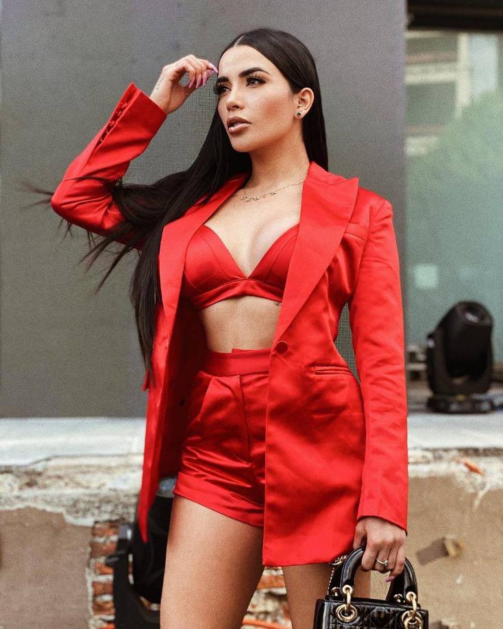 “Familia, amigas, amigos, mis fans, ya estoy aquí, menos anestesiada, más dormida y quería agradecerles a todos por sus mensajitos. De velitas prendidas, les agradezco mucho”, dijo.