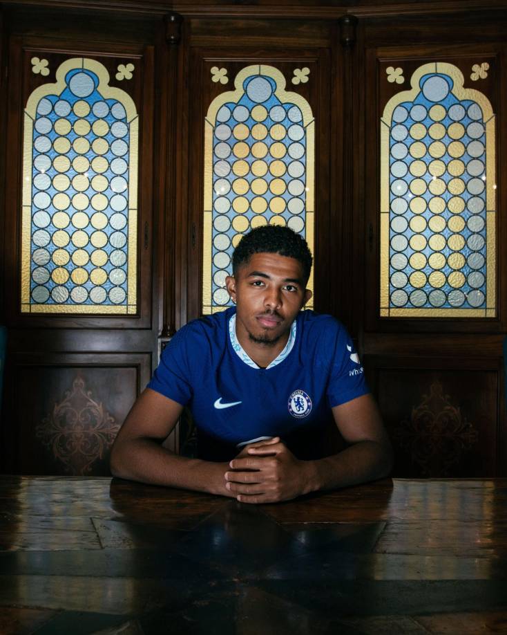 El Chelsea FC anunció la llegada del defensor central francés Wesley Fofana. El zaguero de 21 años llega procedente del Leicester City.
