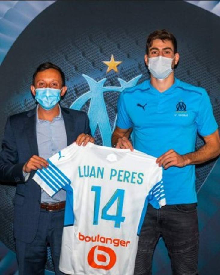 El Olympique de Marsella ha hecho oficial el fichaje del defensor brasileño Luan Peres procedente del Santos, que ha firmado por cuatro años con la entidad marsellesa. El futbolista sudamericano de 26 años ya ha tenido una experiencia en Europa, concretamente en el Club Brujas, pero pasados seis meses regresó al Santos, donde renació y jugó 89 partidos. El central destaca por su juego aéreo (1,90) y por su salida de balón desde su pierna izquierda.