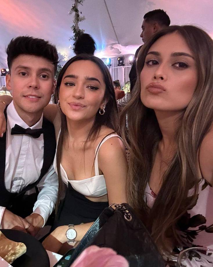 Las creadoras de contenido Calle y Poche junto a la celebridad de internet colombiano Mario Ruíz.