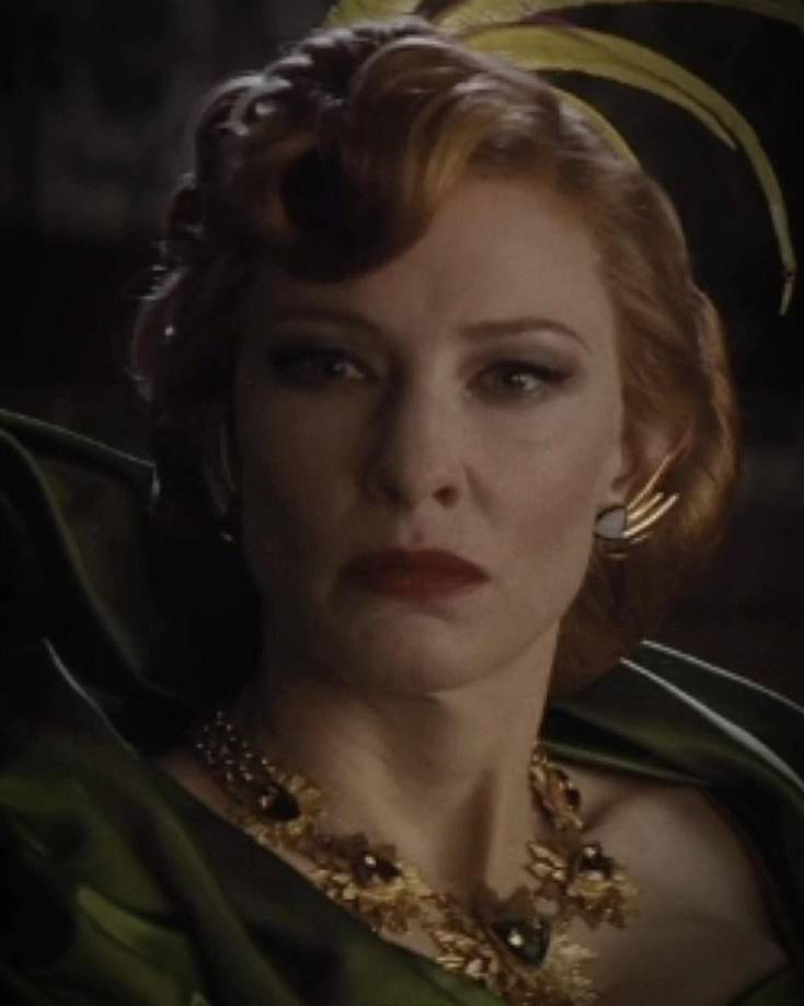 Se graduó del Instituto Nacional de Arte Dramático de Australia en el año 1992. Estudió Economía y Bellas Artes en la Universidad de Melbourne.