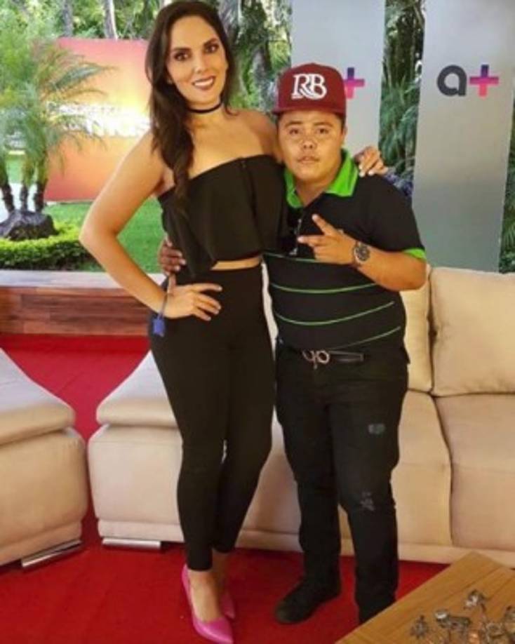 Las mujeres también hacían fila para posar con el Pirata.