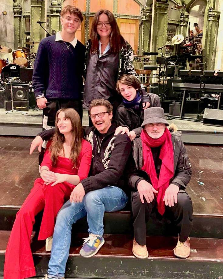 Sus padres son Verónica Pascal (sicóloga infantil) y José Pedro Balmaceda (médico especialista en fertilidad). Tiene tres hermanos llamados Javiera, Nico y Lux (actriz transexual, conocido anteriormente cuando era hombre, como Lucas). Su hermano Nico siguió los pasos de su padres, es médico.