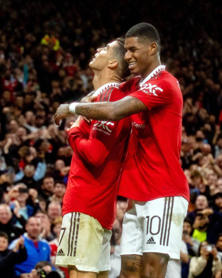 Marcus Rashford fue el primero en llegar a felicitar a Cristiano Ronaldo.