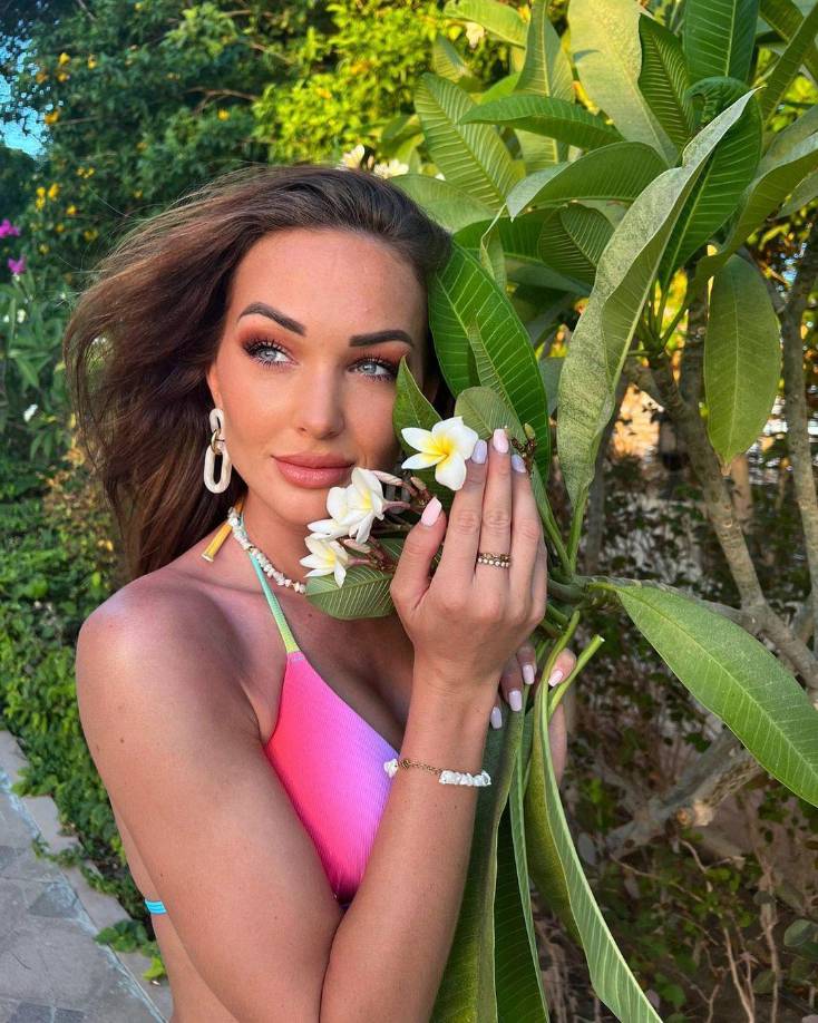 Chayenne van Aarle es modelo y cantante en Bélgica. Los primeros reportes médicos siempre fueron que su estado era grave, pero estable.