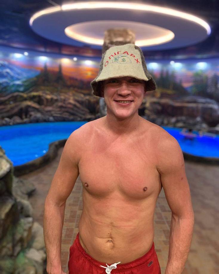 “Le quedan una esposa y una hija de dos años. Sinceras condolencias a la familia y seres queridos. ¡Recuerdo eterno al Héroe!”, finalizó.