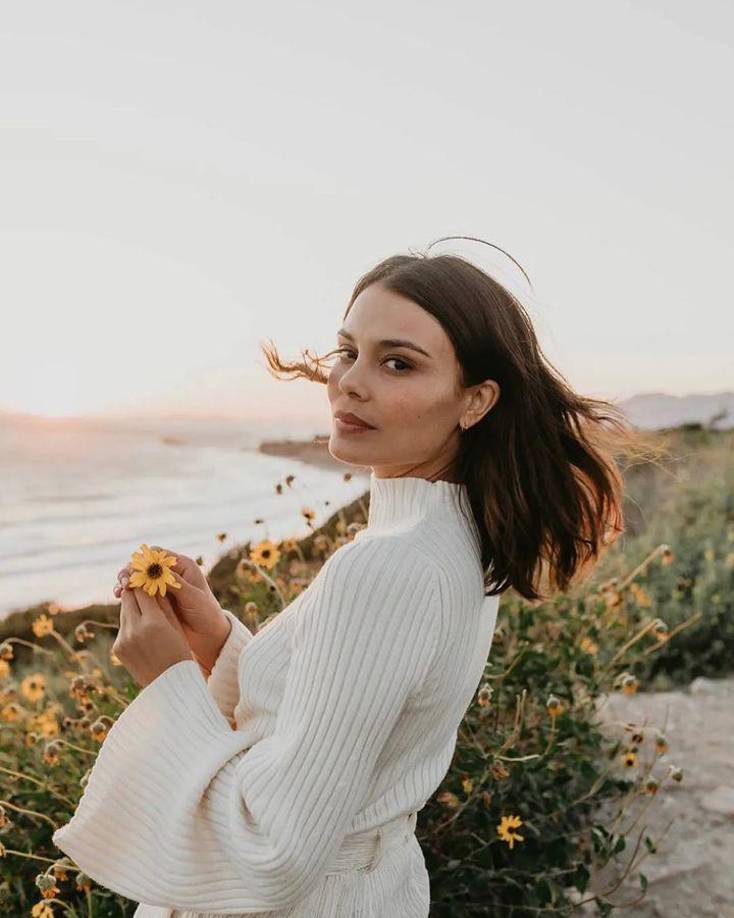 Nathalie Kelley es una actriz nacida en Perú, criada en Sydney, Australia y de ascendencia argentina y peruana por lo que habla español con fluidez. Recibió su educación primaria en Australia y luego completó una licenciatura en ciencias políticas y relaciones internacionales en la Universidad de Nueva Gales del Sur.