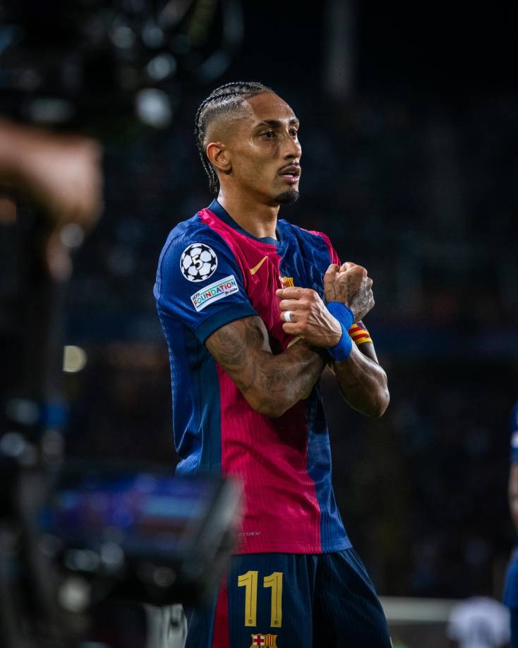 Raphinha aumentó la cuenta en el minuto 34. El brasileño había asistido previamente a Lewandowski.