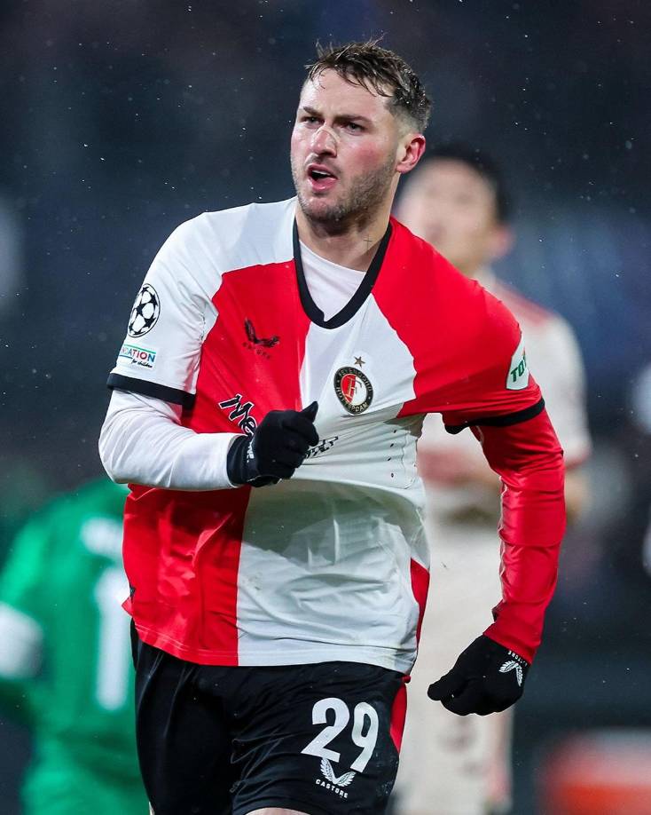 Santi Giménez está cada vez más cerca del AC Milan. El equipo italiano ofreció poco menos de 30 millones de euros, pero el club neerlandés lo tasa en una cifra cercana a los 40 millones y, de momento, no tiene intención de hacer rebajas, según la Gazzetta dello Sport.