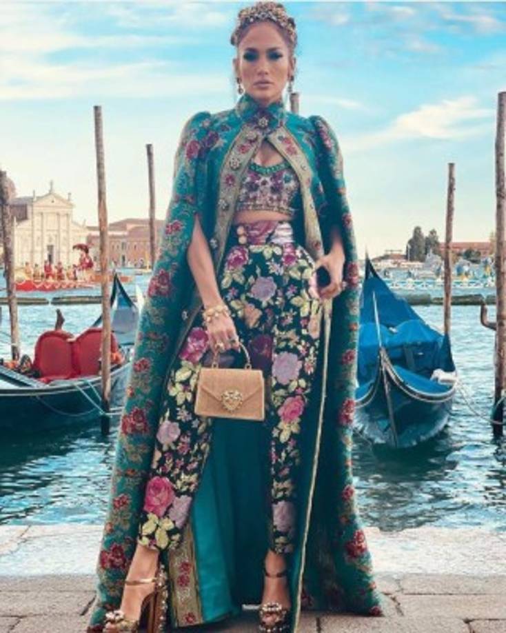 Y como también era una gran fiesta para celebrar el regreso a las pasarelas presenciales de esta firma italiana, la dupla invitó a amigos de la casa, como Jennifer López, quien robó cámaras al usar un conjunto de flores acompañado de una capa al estilo bizantino bordada y una corona como una princesa.