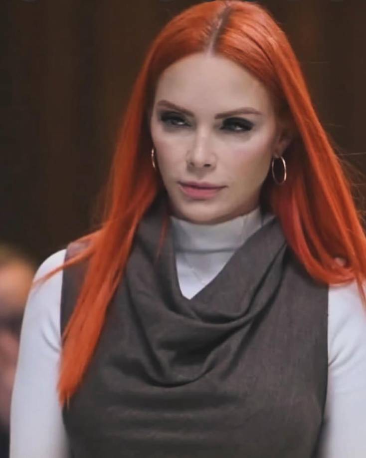 La exesposa del “Big boss” se mostró con una mirada frívola y seria durante toda la audiencia. Por lo que, incluso, hay quienes dicen que está poseída por un demonio. En TikTok se han viralizado diversos videos que analizan su lenguaje corporal y concluyen en que “Mammón”, el dios de la avaricia, tomó posesión de ella. 