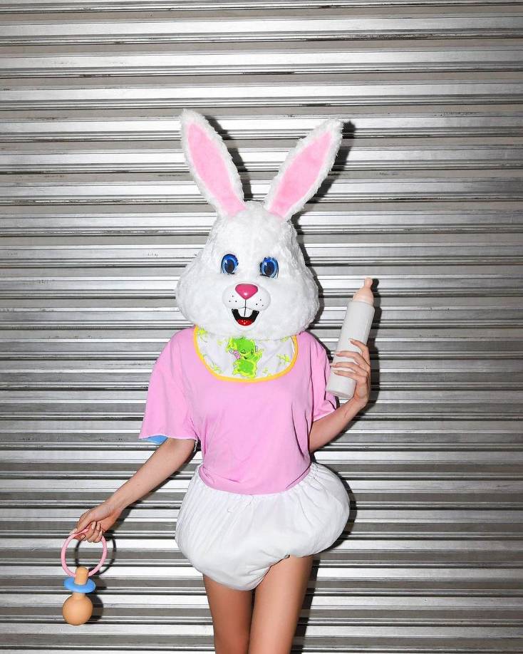 - Belinda:La estrella pop se disfrazó con un atuendo que fusiona la imagen de un bebé y un conejo, desatando preguntas sobre posibles indirectas hacia su exnovio, Christian Nodal, y su actual pareja, la rapera argentina Cazzu. Algunos fanáticos halagaron su sencillez y dijeron que aún así, Belinda se miraba muy sexy. Por otro lado, hubo quienes no estuvieron de acuerdo, ya que están acostumbrados a verla mostrando un poco más de piel.