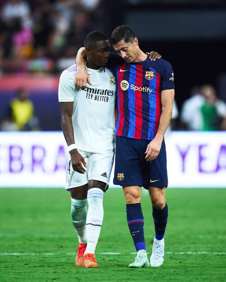 Dos excompañeros. El abrazo de David Alaba y Robert Lewandowski. Compartieron vestuario en el Bayern Múnich y hoy son rivales.