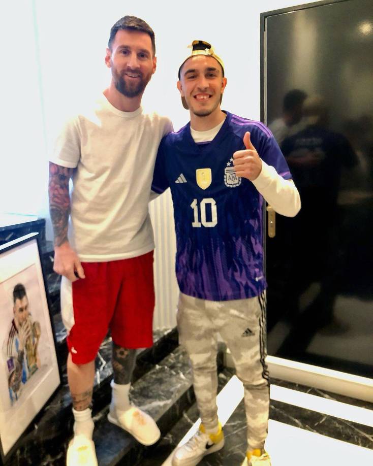 “Lo primero que veo es a Messi paradito adelante mío en shortcito, pantuflas y nos dice ‘hola’. Fue un momento increíble. Le dije todo lo que lo amaba”, reveló Juan.