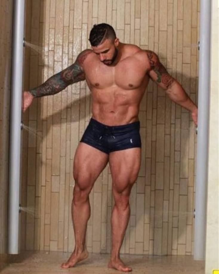 El agente aunque ha señalado en entrevistas que es algo tímido, se muestra en poses muy sexys en redes sociales.
