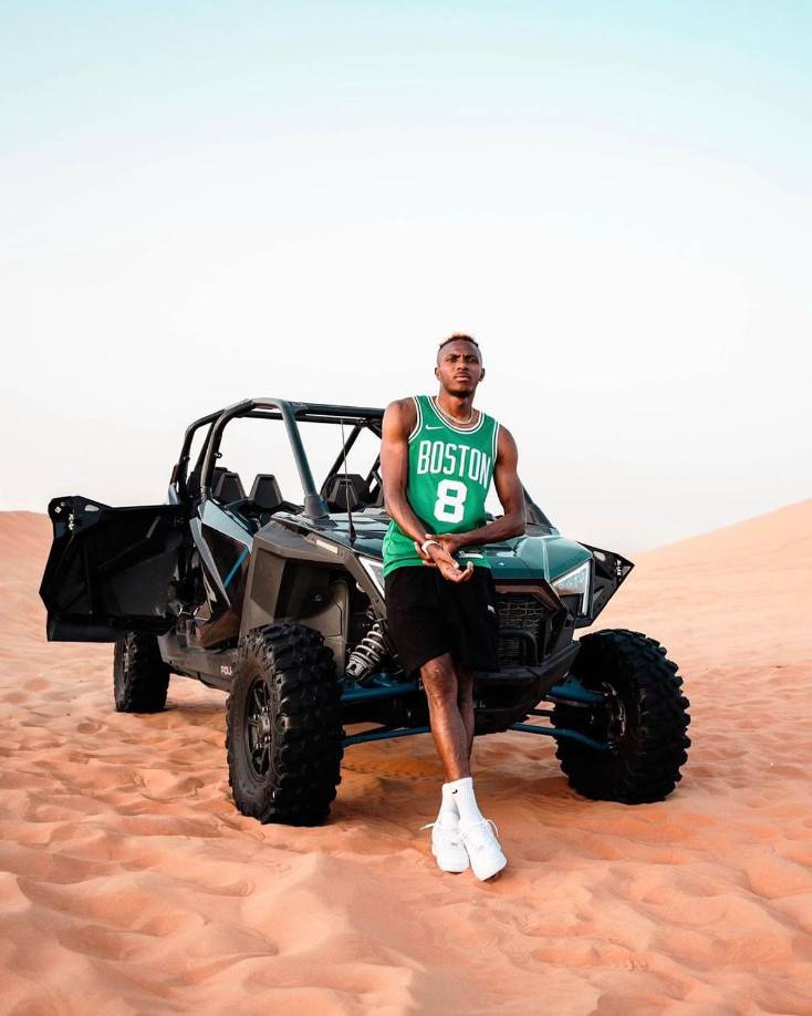 “Vivía en un lugar realmente pobre y en nuestra calle, mi familia era una de las más pobres. A veces, el arrendador venía a hablar con mi padre por el tema del alquiler, y yo me iba a la vuelta de la esquina a llorar y a rezarle a Dios para que nos ayudara”, cuenta el futbolista nigeriano del Napoli.