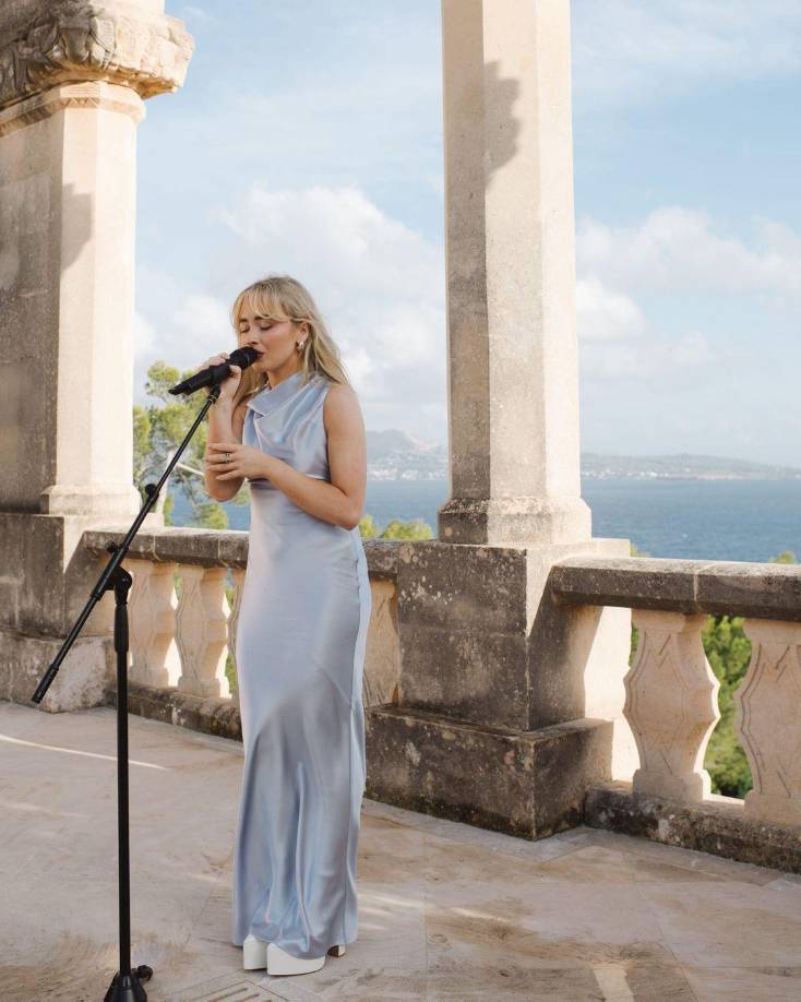 La cantante Sabrina Carpenter se engargó de entonar la especial melodía al momento que Joey caminaba hacia el altar.