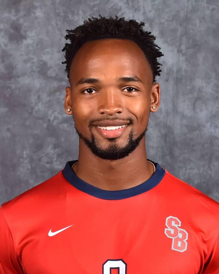 También es un deportista profesional. Akeem jugó al fútbol durante sus días universitarios e incluso saltó al campo como delantero del equipo Oyster Bay United.