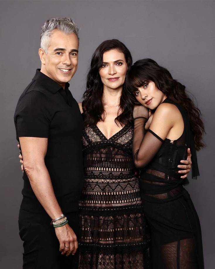 Y es que anteriormente se revelaron fotografías de los protagonistas de la telenovela, donde se ve a María Orozco (Betty) y Jorge Enrique Abello (Armando) y la joven Juanita Molina quien interpretará el papel de Camila en el rodaje televisivo (Hija de Betty y Armando)