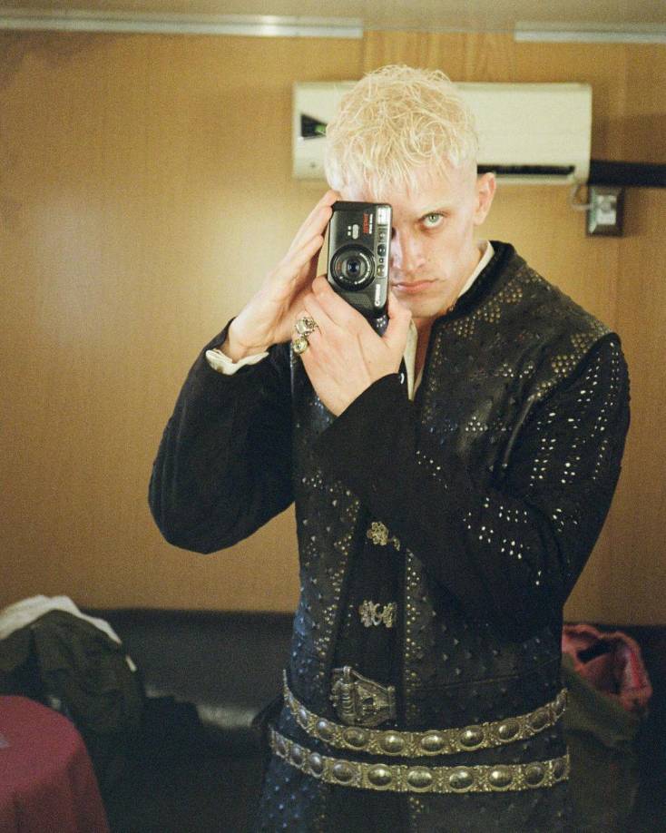 Por lo pronto, Jake está promocionando el estreno de William Tell, donde interpreta a Stussi. En este film, Dunn compart pantalla con los reconocidos actores Jonathan Pryce y Ben Kingsley.