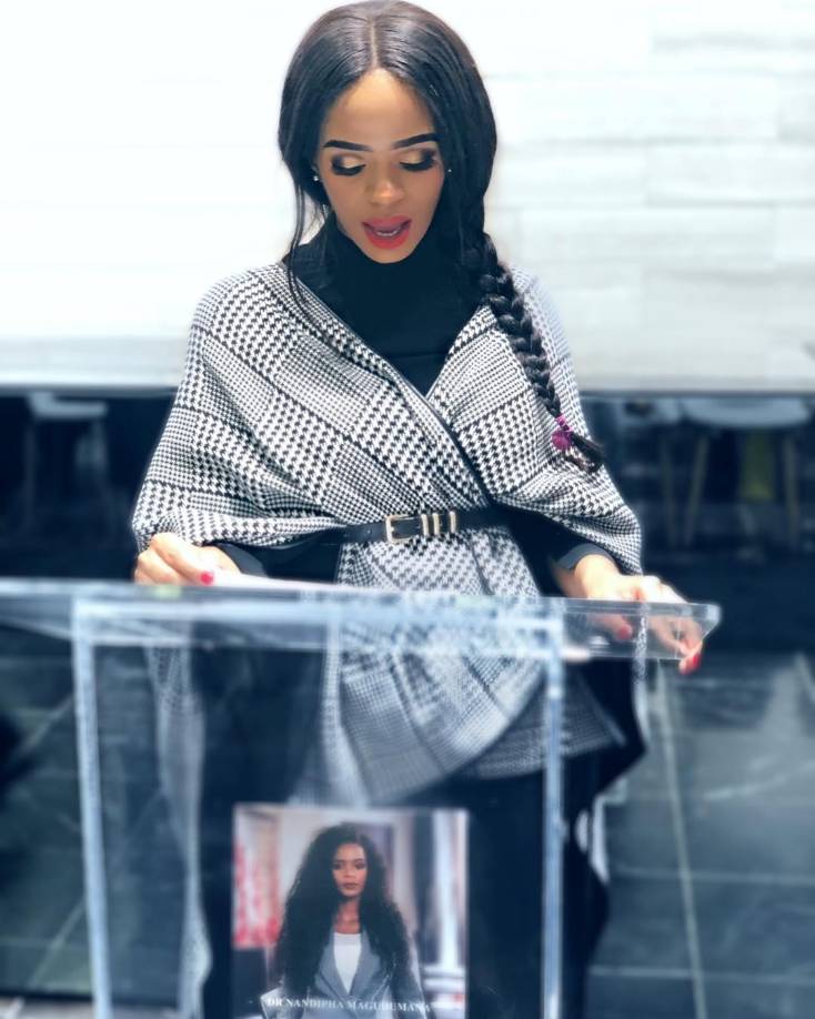 La doctora, separada de su marido desde 2019, se enfrenta ahora a cargos de complicidad con un fugitivo, de asesinato, profanación de cadáver y fraude. Para huir al extranjero con su amante, dejó atrás a sus hijos. 