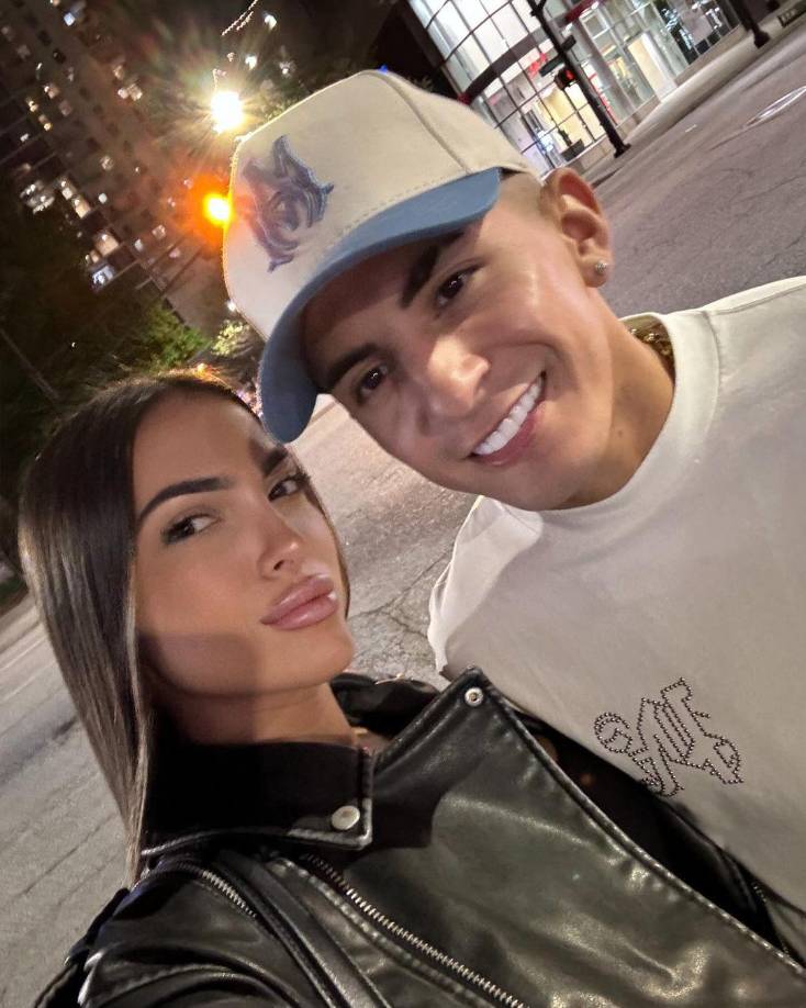 “Te amo”, decía el mensaje de la joven con el futbolista en una playa y Almada replicó con un “Yo más mi amor” .