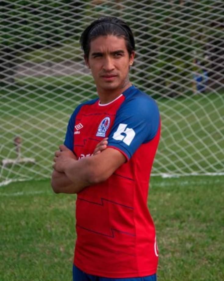 Para la segunda camiseta, la de visitante, Michaell Chirinos ha sido uno de los futbolistas que la ha modelado.