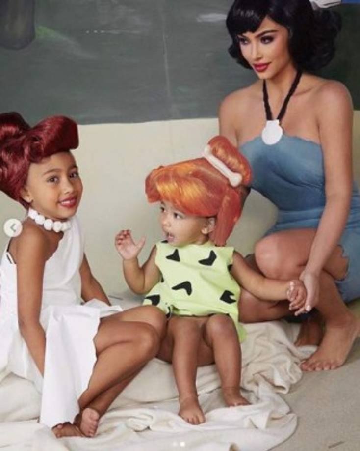 Kim lució un vestido azul, peluca negra y un collar de concha marina, evocando a 'Betty Mármol'.