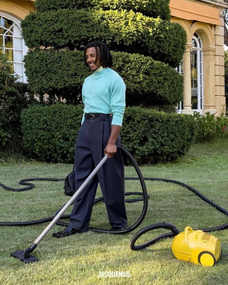 Esta inesperada alianza entre el futbolista y el diseñador Simon Porte Jacquemus generó rápidamente un gran revuelo, sobre todo en las redes sociales. Es una colaboración que confirma el creciente interés de la moda por los deportistas, y viceversa.