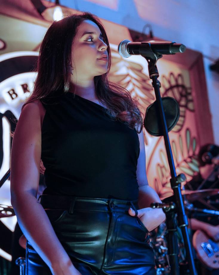 <b>MARIEL PILAR</b>En 2021, la cantante de 26 años hizo realidad el sueño de lanzar su primer tema inédito llamado “Una noche más”, incorporando nuevos géneros como el pop con un toque de influencias de R&amp;B y soul. Aunque se dio un tiempo libre de los escenarios, siempre hace sesiones musicales en sus redes sociales y desde el 2024 volvió a participar en diferentes eventos musicales en la ciudad. Mariel también es la musicoterapeuta detrás del Consultorio Armonía para que niños y adolescentes se adentren al mundo de la música.Sígala en redes sociales: @marielpilarmusic